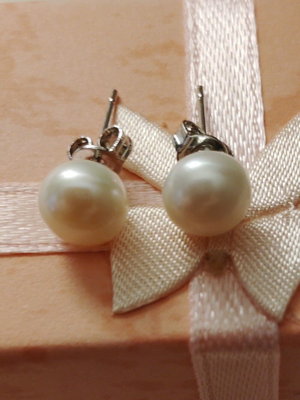 Vintage 14k White Gold 7/8mm Akoya Iridescent White Pearl Stud Earrings + Box